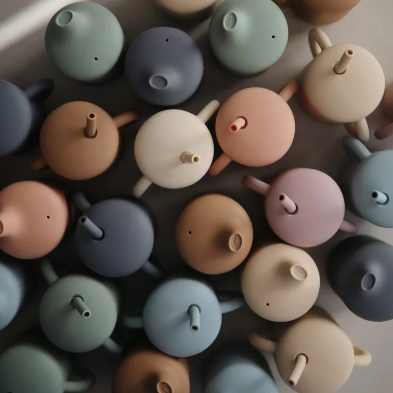 Mushie Silikonowy Kubek ze Słomką Cambridge Blue