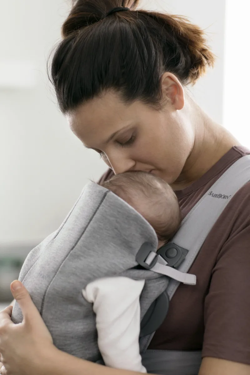 BABYBJORN MINI 3D Jersey – nosidełko, Jasny szary
