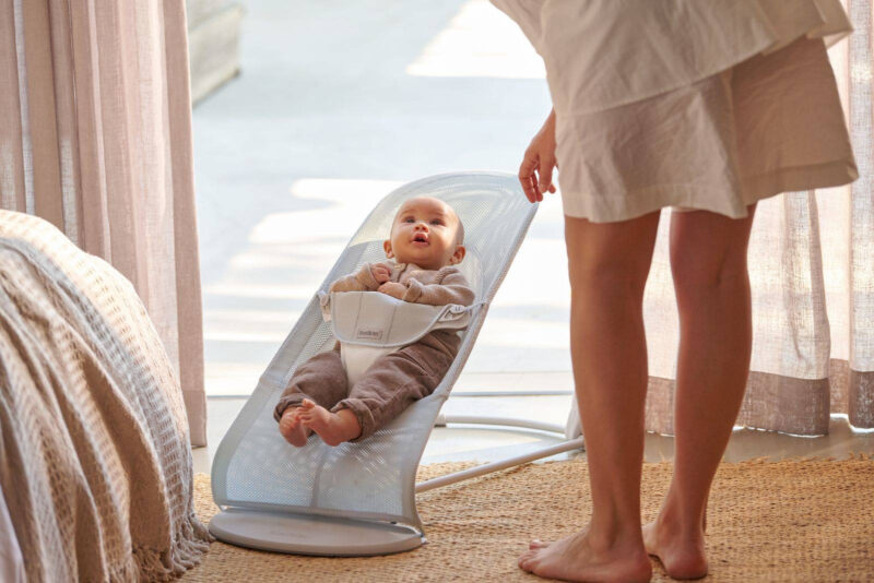 BABYBJORN – leżaczek BALANCE SOFT MESH – Szary/Biały