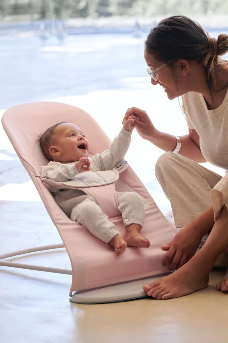 BABYBJORN – leżaczek BALANCE SOFT COTTON/JERSEY – Jasny Różowy/Szary
