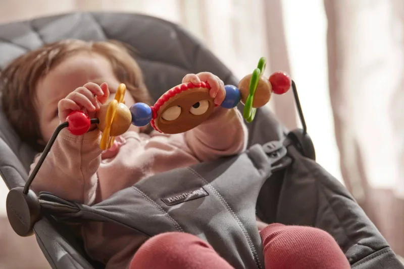 BABYBJORN – leżaczek BLISS COTTON, Petal Quilt, Antracyt + Zabawka BALANCE Googly Eyes