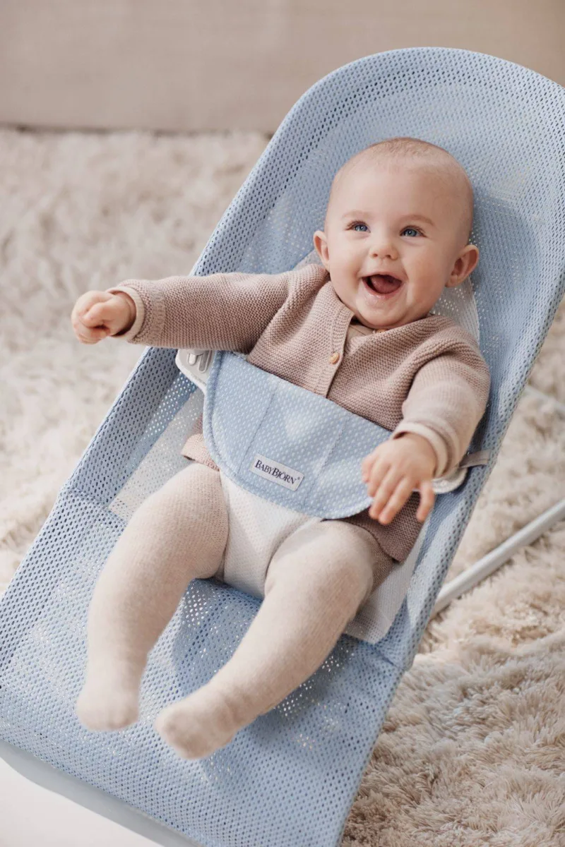 BABYBJORN – leżaczek BALANCE SOFT MESH – Niebieski/Biały