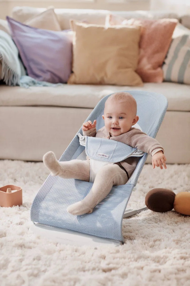 BABYBJORN – leżaczek BALANCE SOFT MESH – Niebieski/Biały