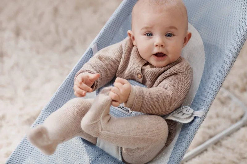 BABYBJORN – leżaczek BALANCE SOFT MESH – Niebieski/Biały