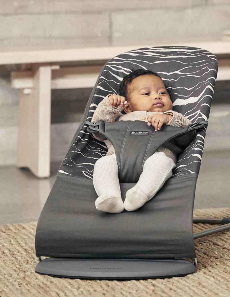 BABYBJORN – leżaczek BLISS COTTON – Antracyt/Landscape Print + Zabawka Googly Eyes Black and White