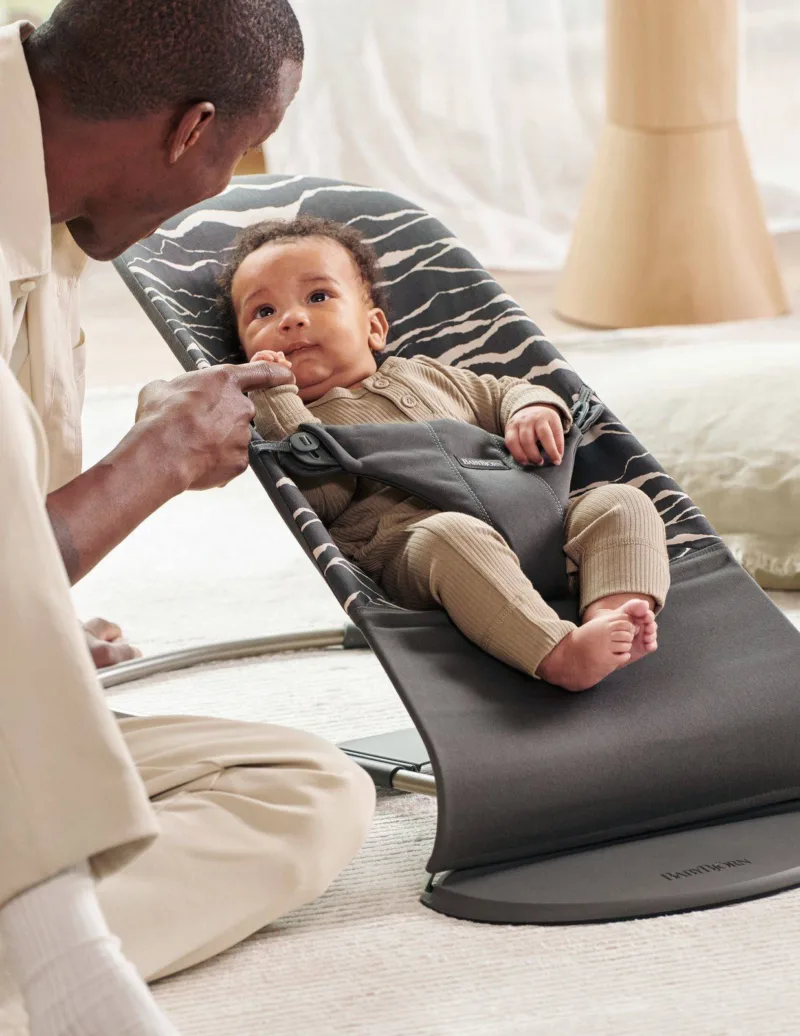 BABYBJORN – leżaczek BLISS COTTON – Antracyt/Landscape Print + Zabawka Googly Eyes Black and White