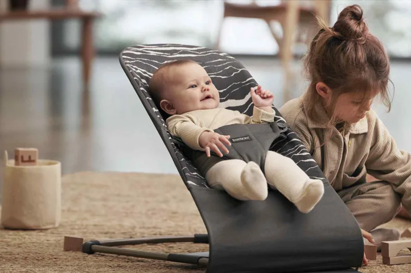 BABYBJORN – leżaczek BLISS COTTON – Antracyt/Landscape Print + Zabawka Googly Eyes Black and White