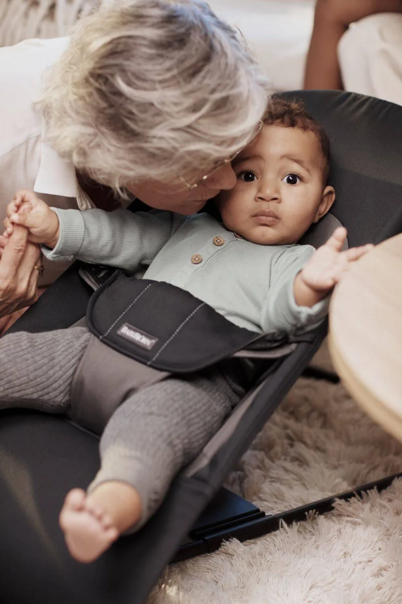 BABYBJORN – leżaczek BALANCE SOFT COTTON – Czarny / Ciemny Szary