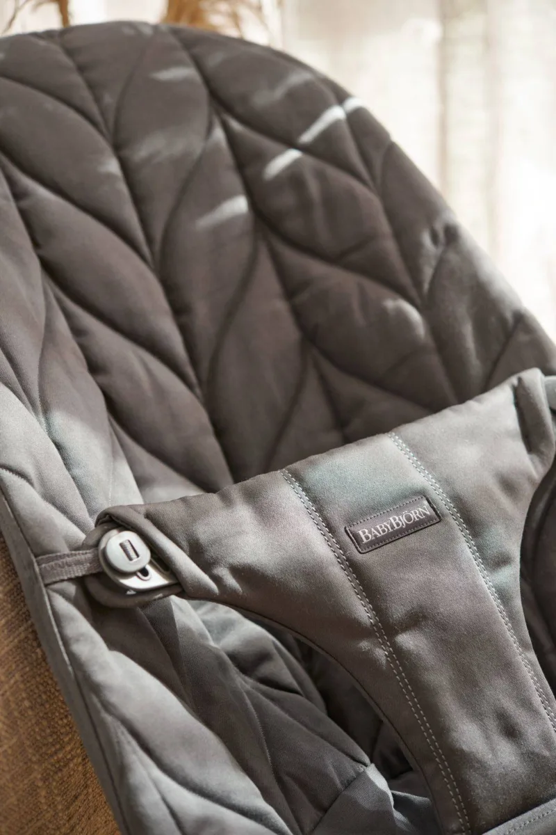 BABYBJORN – leżaczek BLISS COTTON, Petal Quilt, Antracyt + Zabawka BALANCE Googly Eyes