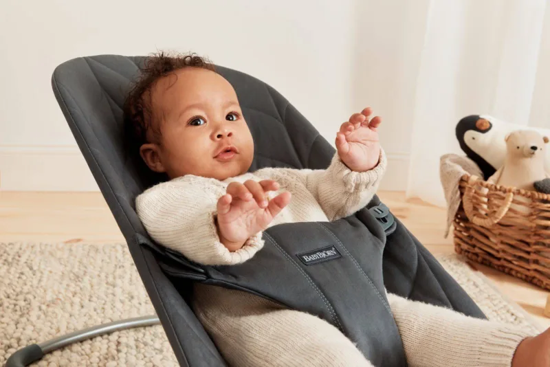 BABYBJORN – leżaczek BLISS COTTON, Petal Quilt, Antracyt + Zabawka BALANCE Googly Eyes