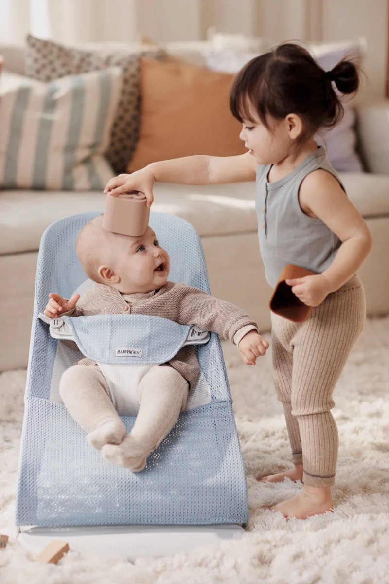 BABYBJORN – leżaczek BALANCE SOFT MESH – Niebieski/Biały