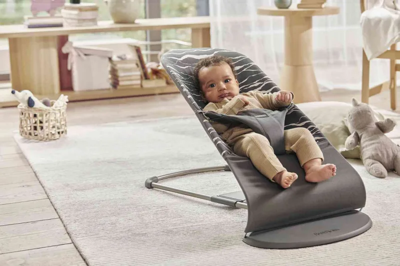 BABYBJORN – leżaczek BLISS COTTON – Antracyt/Landscape Print + Zabawka Googly Eyes Black and White