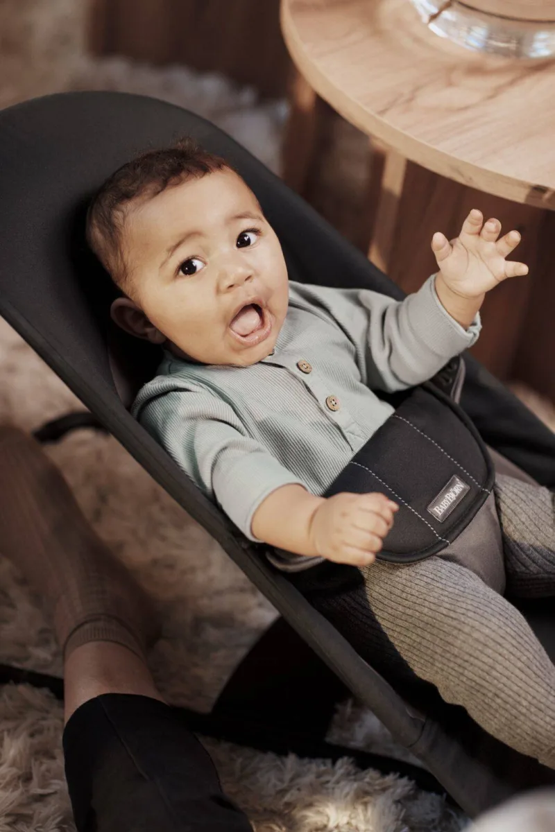 BABYBJORN – leżaczek BALANCE SOFT COTTON – Czarny / Ciemny Szary