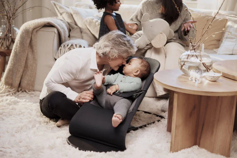 BABYBJORN – leżaczek BALANCE SOFT COTTON – Czarny / Ciemny Szary