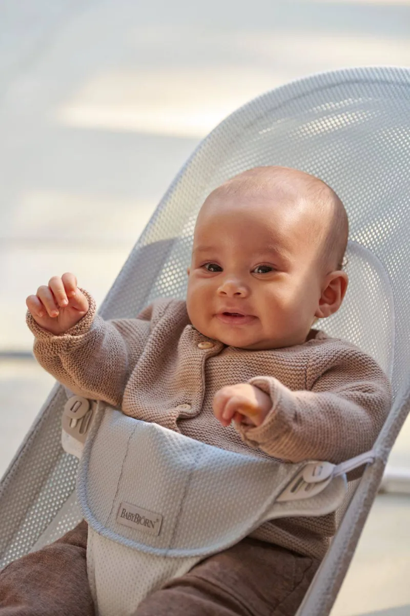 BABYBJORN – leżaczek BALANCE SOFT MESH – Szary/Biały