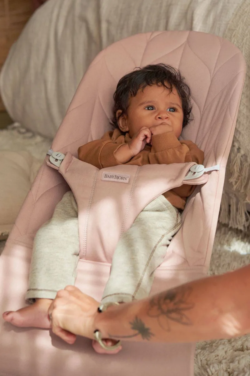 BABYBJORN – leżaczek BLISS COTTON, Petal Quilt, Zgaszony róż