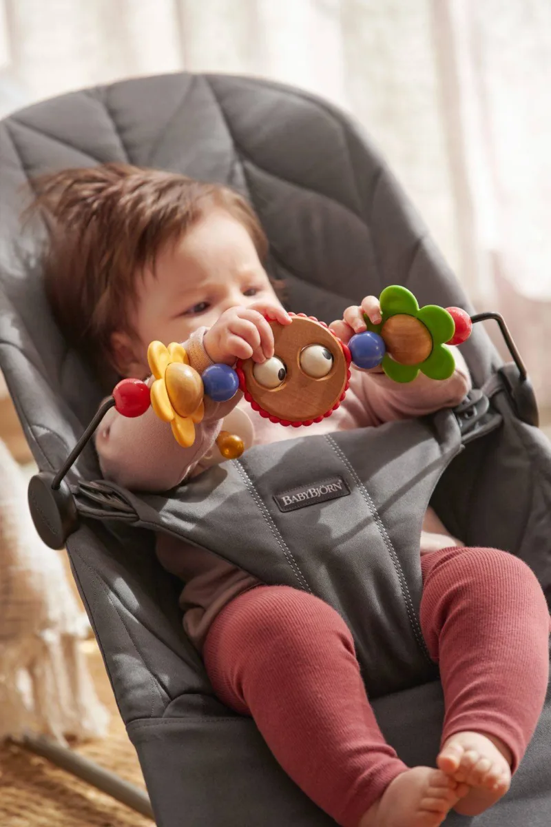 BABYBJORN – leżaczek BLISS COTTON, Petal Quilt, Antracyt + Zabawka BALANCE Googly Eyes
