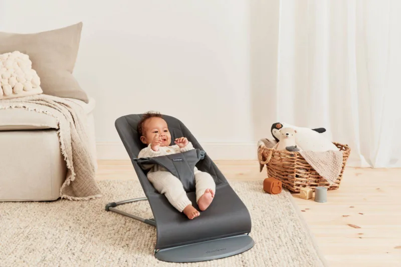 BABYBJORN – leżaczek BLISS COTTON, Petal Quilt, Antracyt + Zabawka BALANCE Googly Eyes
