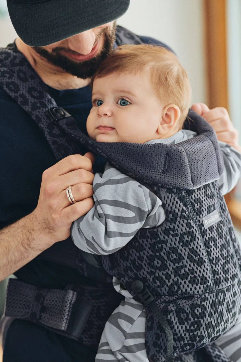 BABYBJORN MOVE 3D Mesh – nosidełko, Antracyt/Leopard