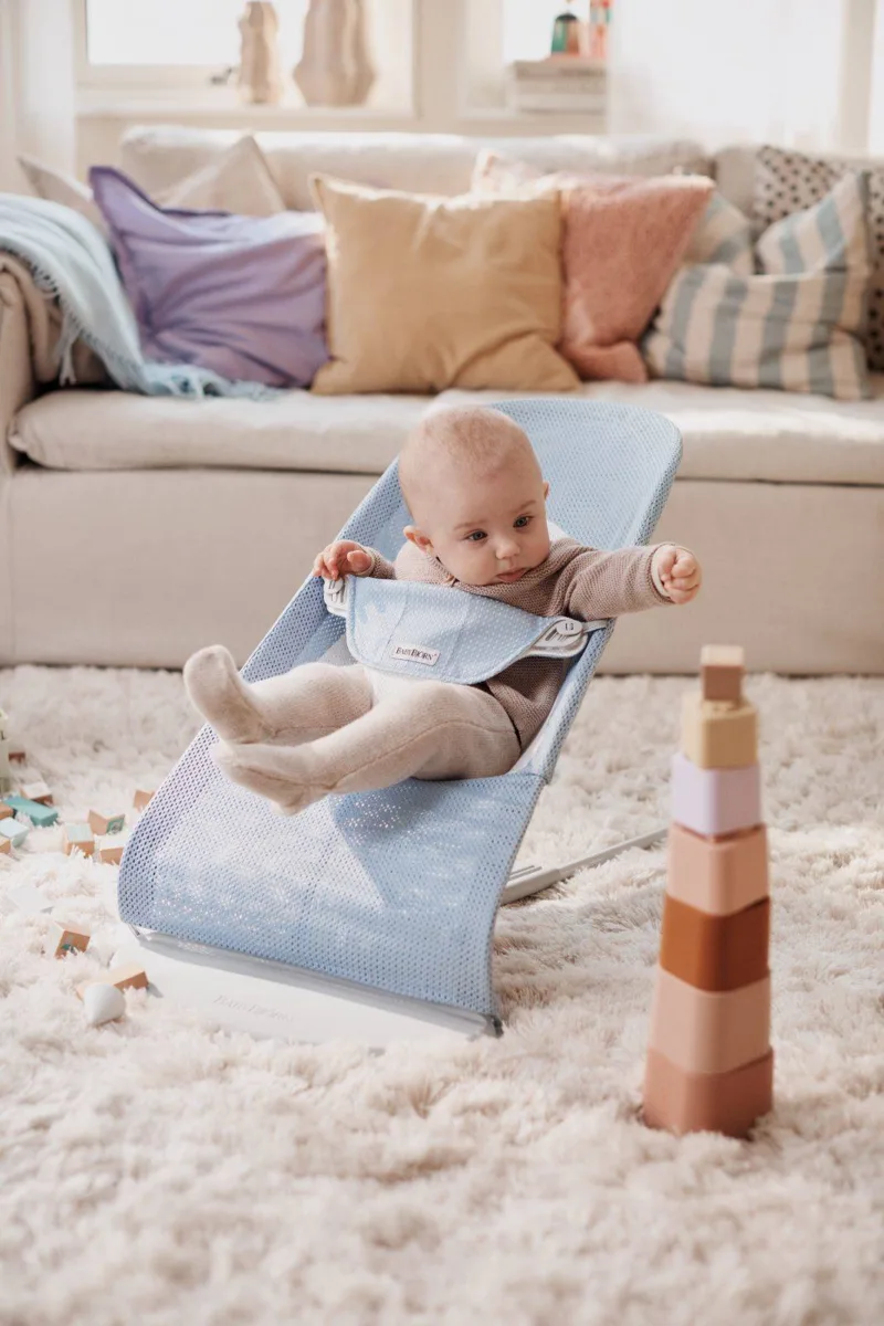 BABYBJORN – leżaczek BALANCE SOFT MESH – Niebieski/Biały