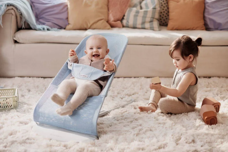 BABYBJORN – leżaczek BALANCE SOFT MESH – Niebieski/Biały