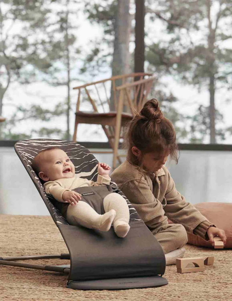 BABYBJORN – leżaczek BLISS COTTON – Antracyt/Landscape Print + Zabawka Googly Eyes Black and White
