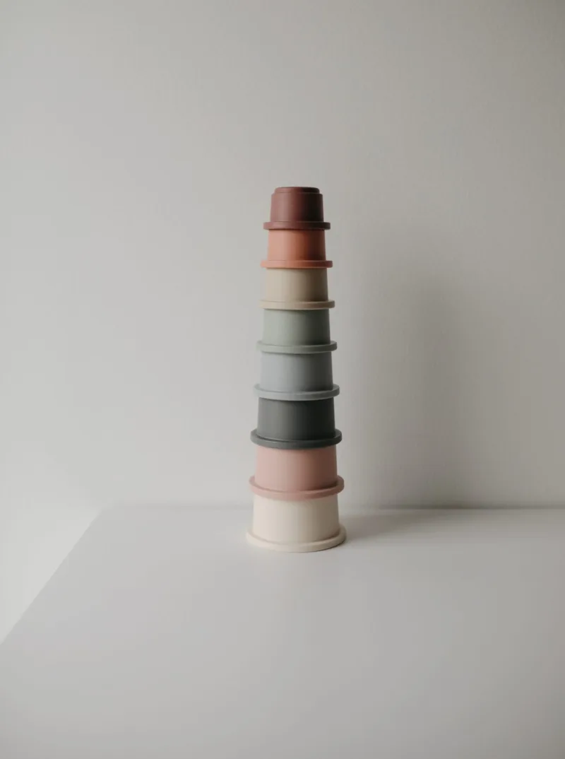 Mushie Piramidka Sensoryczna – Stacking Cups Original