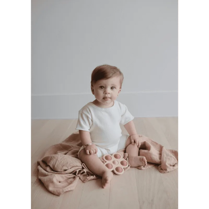 Zabawka sensoryczna Mushie Press Toy – Kwiatek Rose/Blush/Shifting Sand