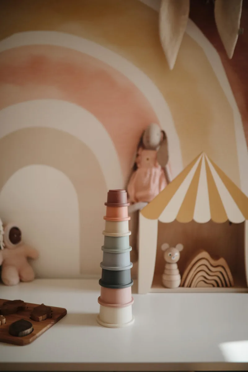 Mushie Piramidka Sensoryczna – Stacking Cups Original