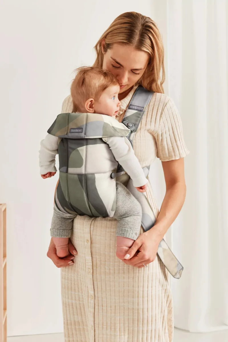 BABYBJORN MINI Cotton – nosidełko, Khaki/Green Print