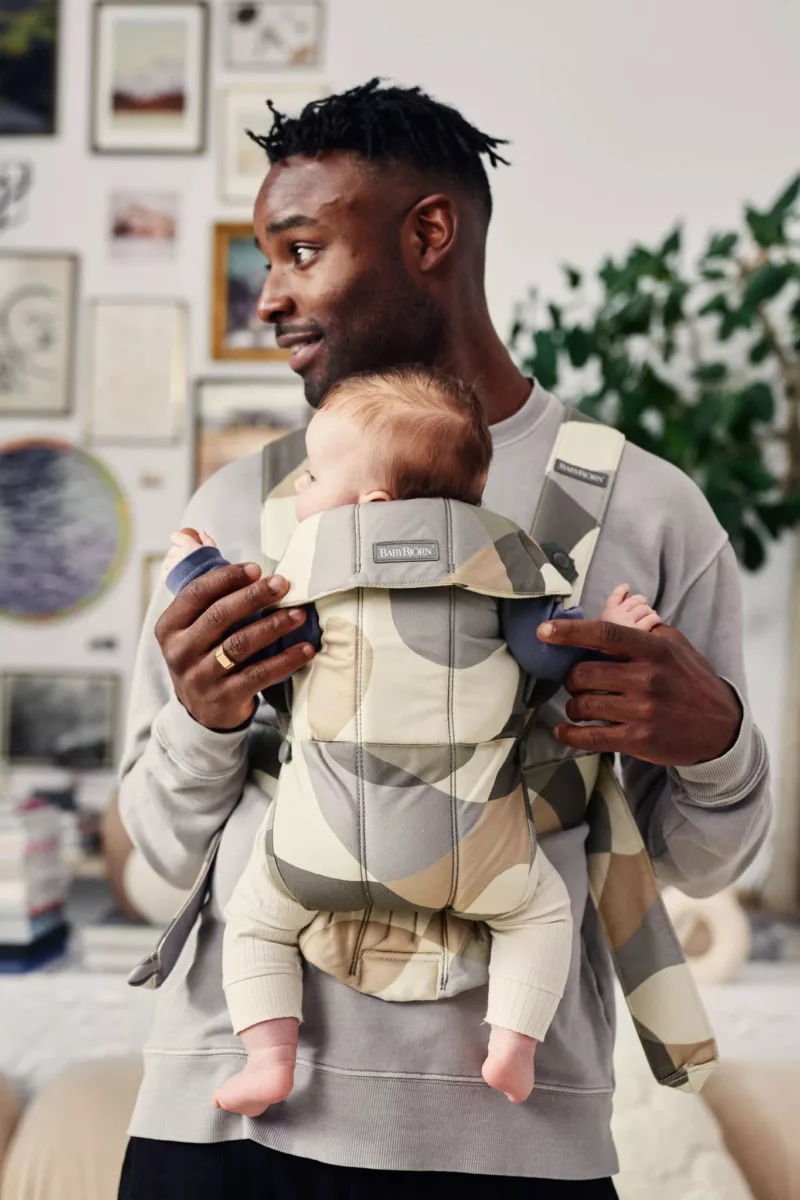 BABYBJORN MINI Cotton – nosidełko, Khaki/Green Print