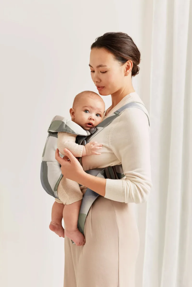 BABYBJORN MINI Cotton – nosidełko, Khaki/Green Print