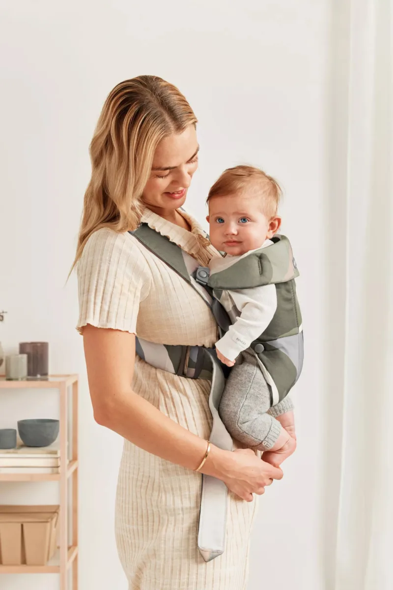 BABYBJORN MINI Cotton – nosidełko, Khaki/Green Print