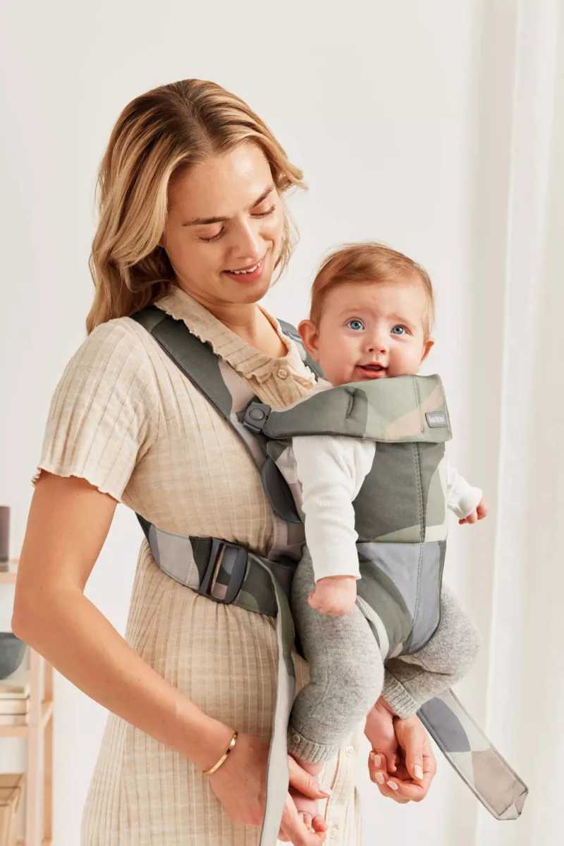 BABYBJORN MINI Cotton – nosidełko, Khaki/Green Print