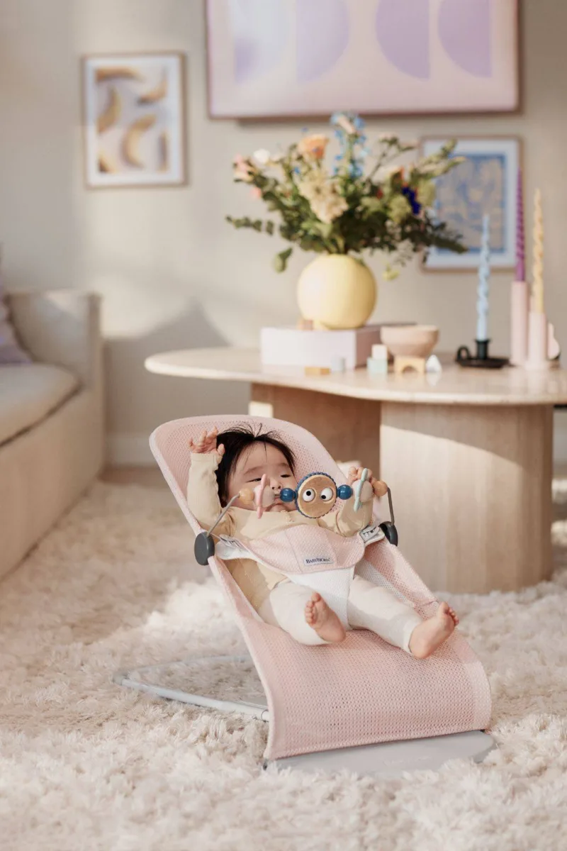 BABYBJORN – leżaczek BALANCE SOFT MESH – Różowy/Biały