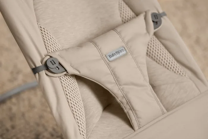 Leżaczek BALANCE SOFT WOVEN/JERSEY Tri Fabric BABYBJORN – Piaskowoszary