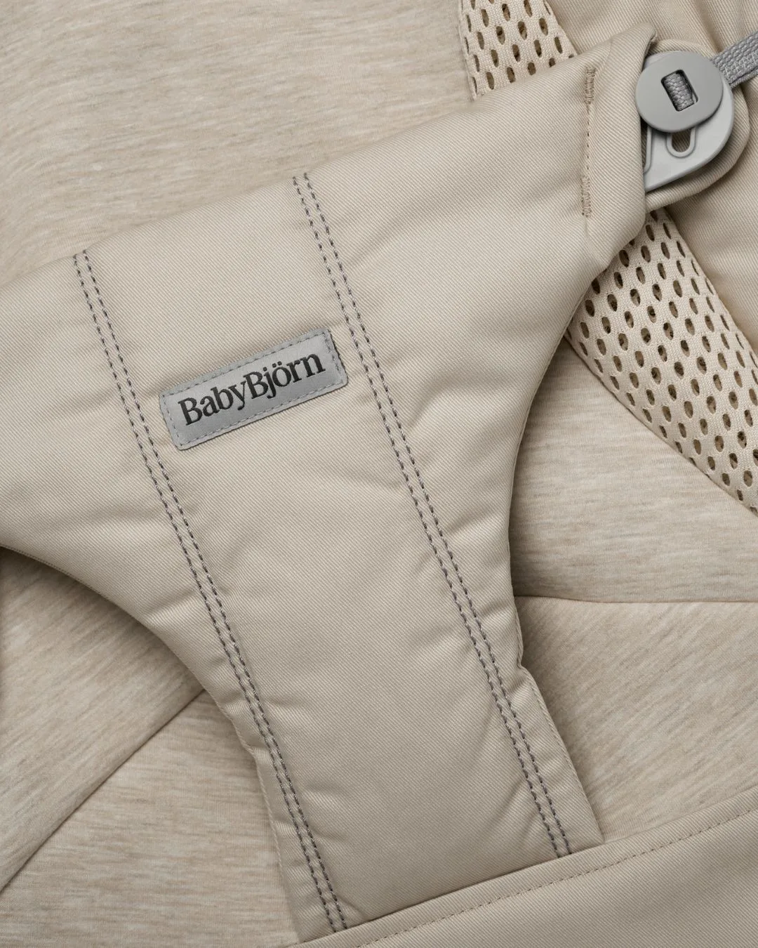 Leżaczek BALANCE SOFT WOVEN/JERSEY Tri Fabric BABYBJORN – Piaskowoszary