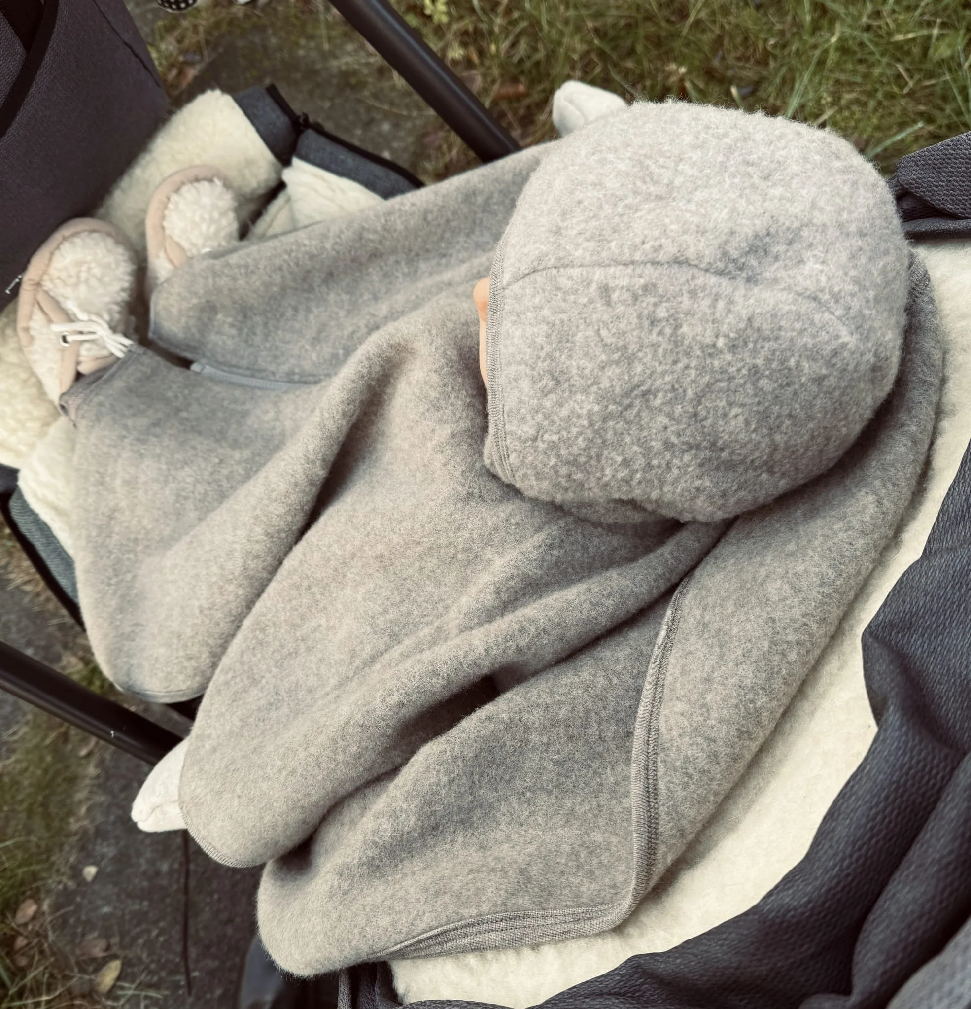 Ponczo samochodowe dla dziecka Merinowca – dark beige